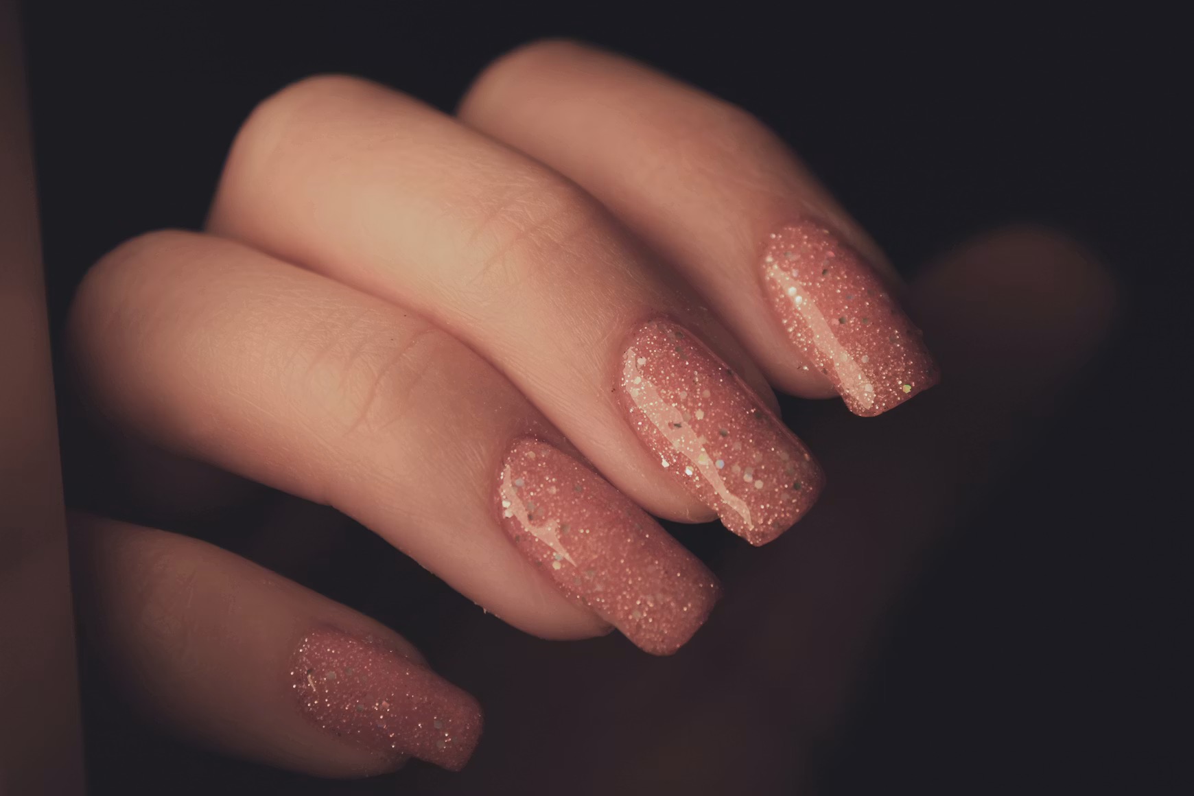 Eleganta svarta naglar med sköldpaddsdetalj — nagelvård Studio Mira
